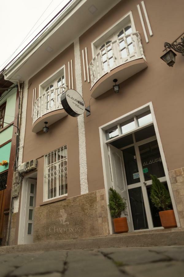 Chaperon Lodging Aparthotel Alausi Bagian luar foto
